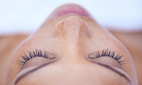 Manchas Cutáneas: Prevenirlas y Atenuarlas de Forma Natural